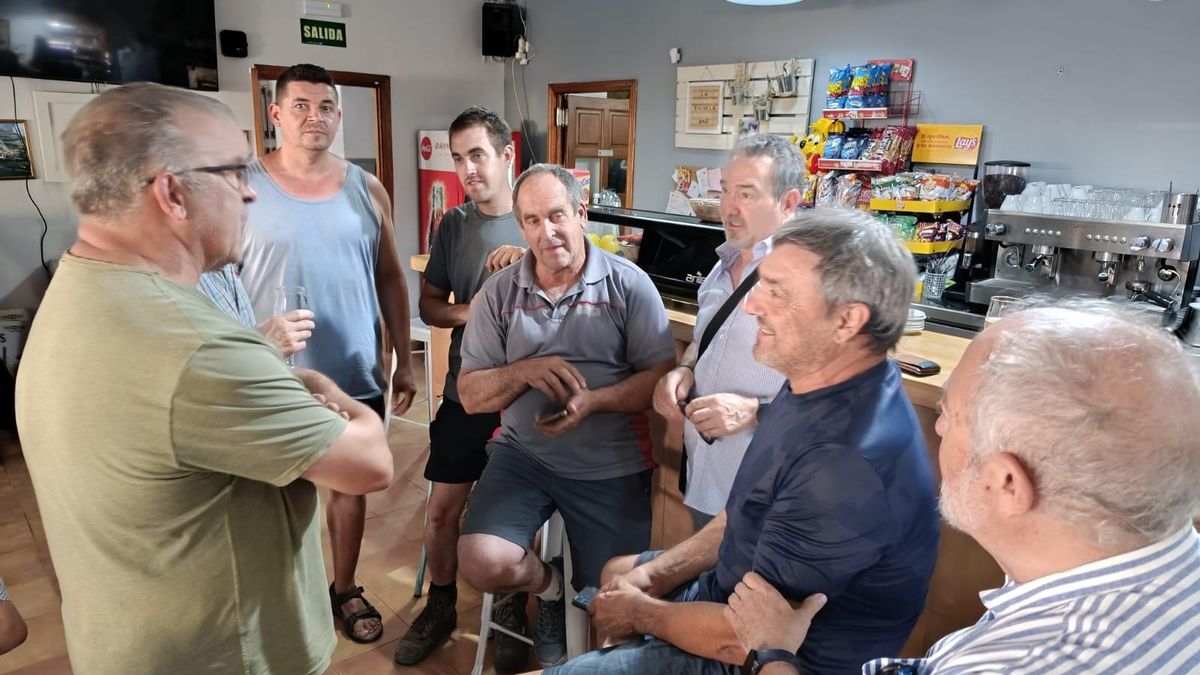 Los vecinos que han podido acercarse a los pueblos reunidos en el bar