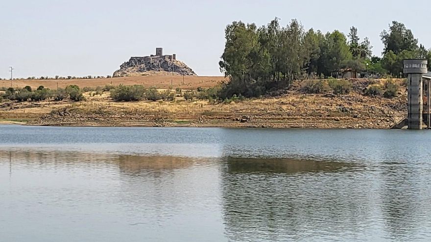 El castillo de Belmez se quiere reflejar sobre la escasa lámina de agua.
