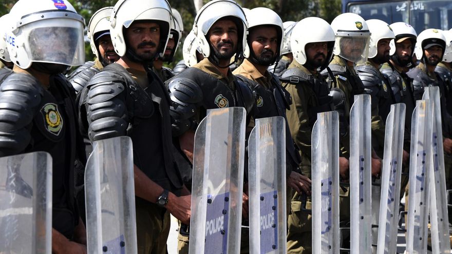 Fuerzas de seguridad paquistaníes vigilan este viernes un punto de acceso a la Zona Roja de Islamabad, donde la seguridad se ha intensificado en la víspera de las negociaciones de paz entre Estados Unidos e Irán, en un clima de incertidumbre sobre si finalmente se producirán. EFE/EPA/SOHAIL SHAHZAD