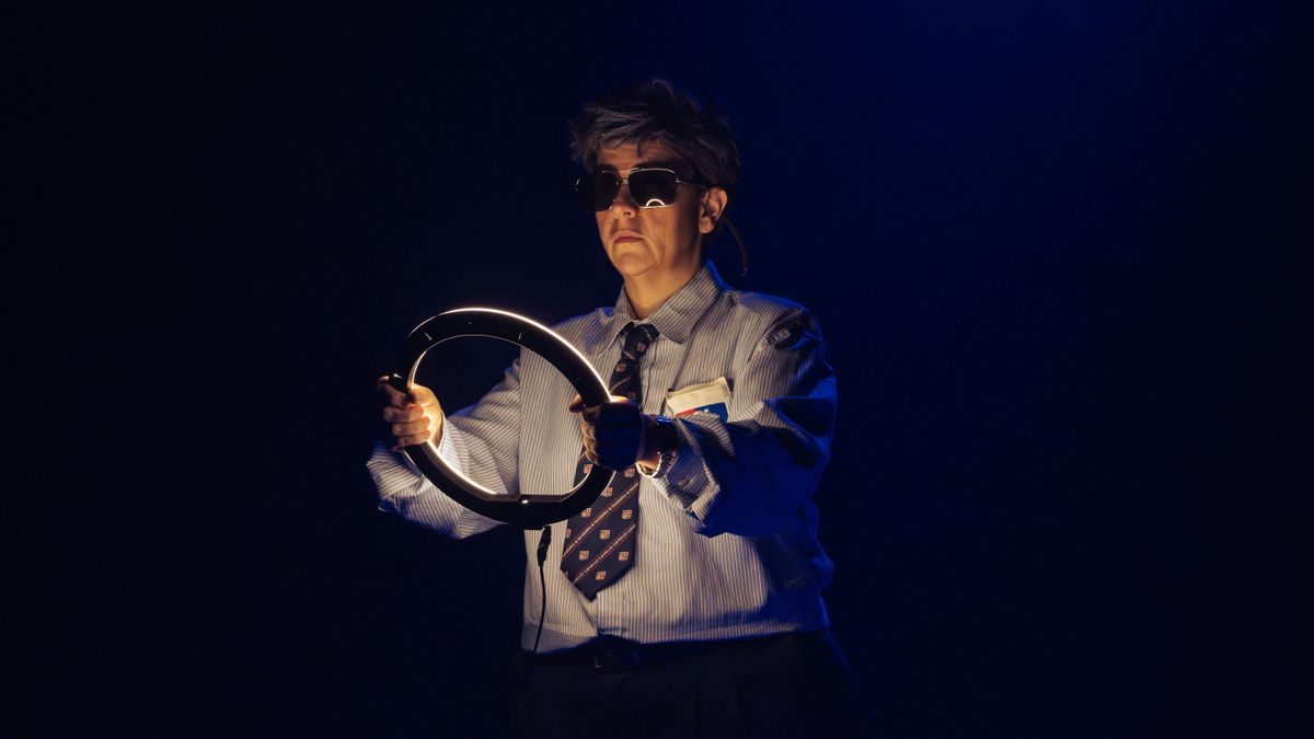 Paula Fernández Mbarak como Ulises, al volante de su nave