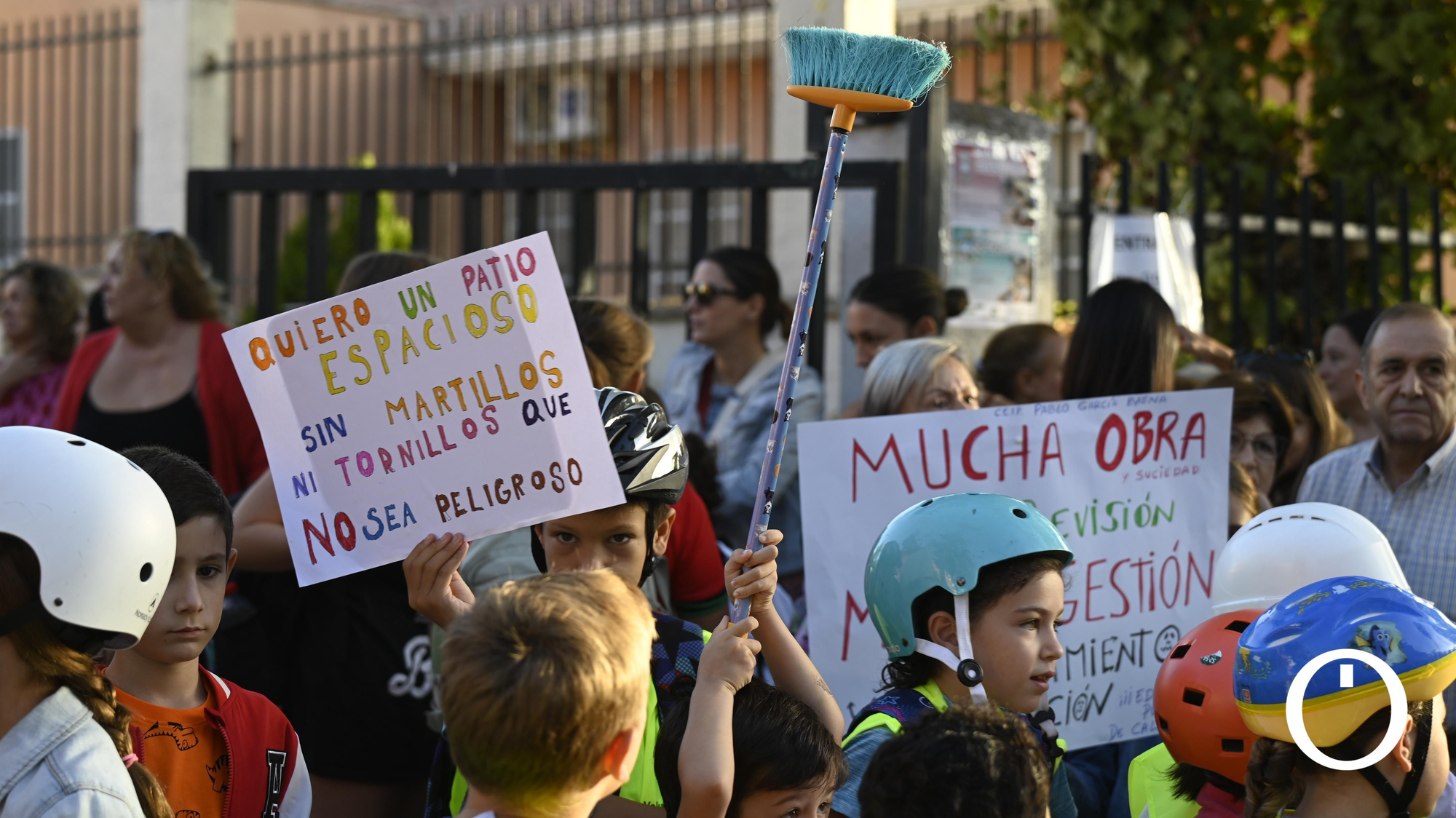 Concentración en el colegio Pablo García Baena