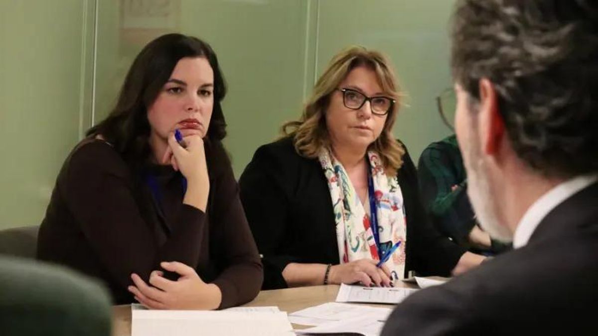La eurodiputada socialista Sandra Gómez en un momento de la reunión mantenida con los representantes de la patronal valenciana.