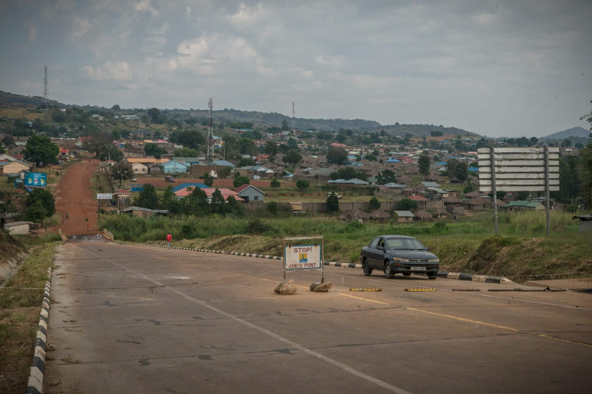 Muchos entraron desde la República Democrática del Congo evitando así una ruta muy peligrosa a través de Sudán del Sur. Son pocos los que llegan a través de los pasos fronterizos oficiales como este en Oraba. Fotografía: Yann Libessart/MSF
