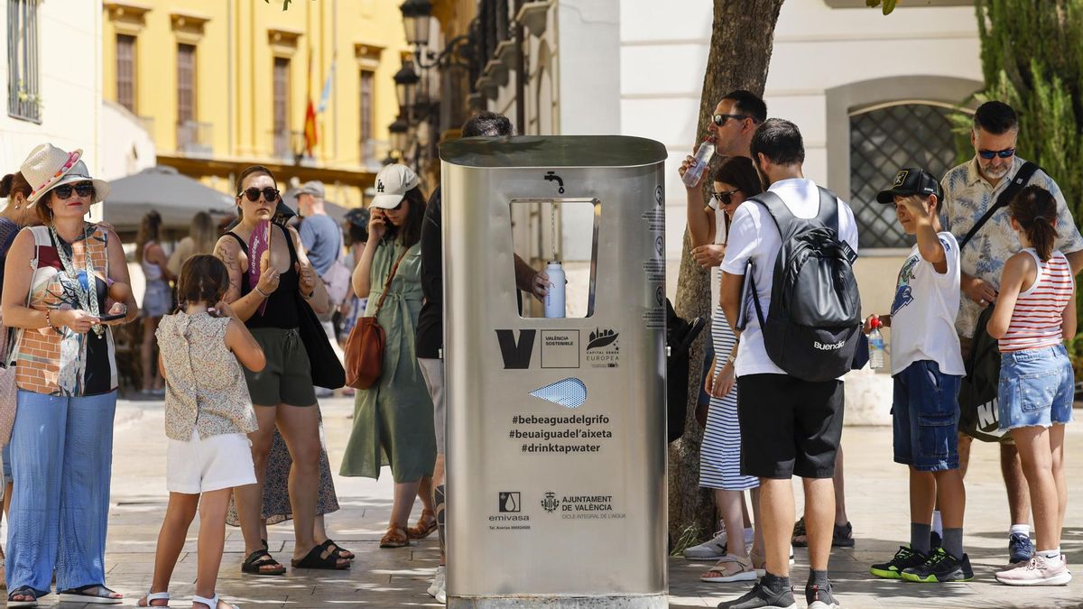 Varias personas guardan cola en una fuente de agua fría en la segunda ola de calor de este verano.