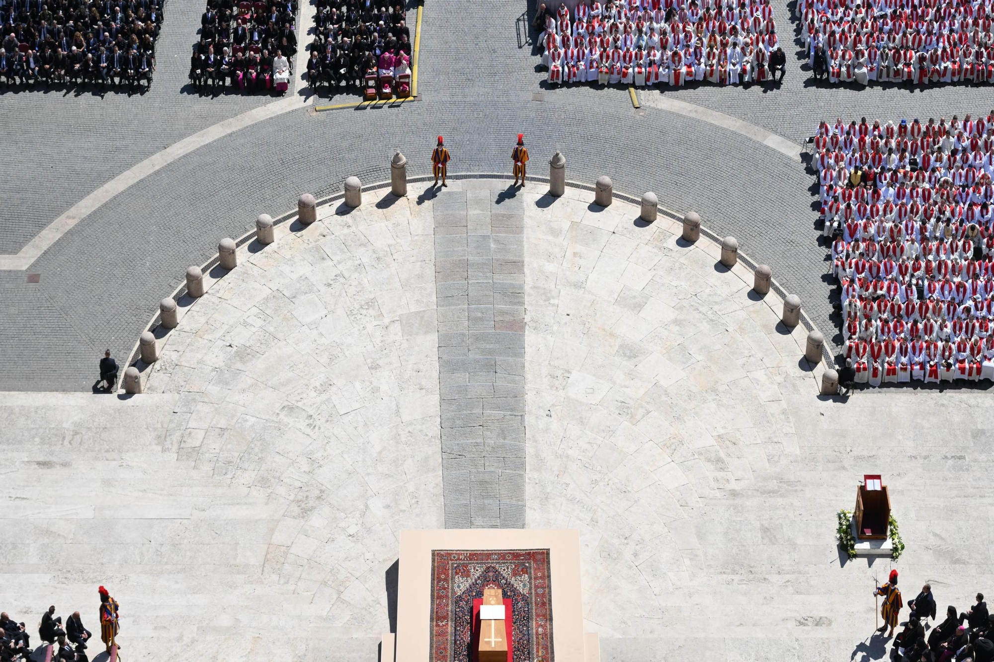 Vista aérea de los fieles asistentes a la misa funeral y del ataúd.