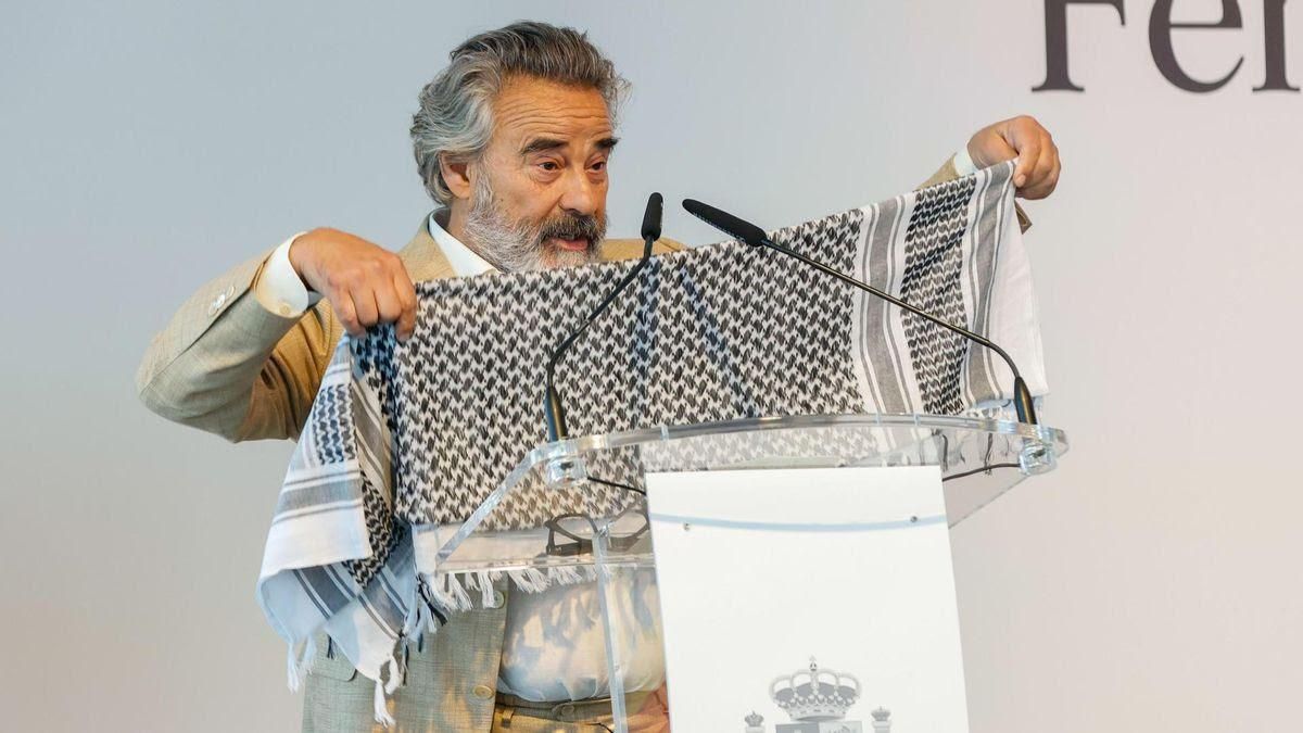 Eduard Fernández al recibir el Premio Nacional de Cinematografía
