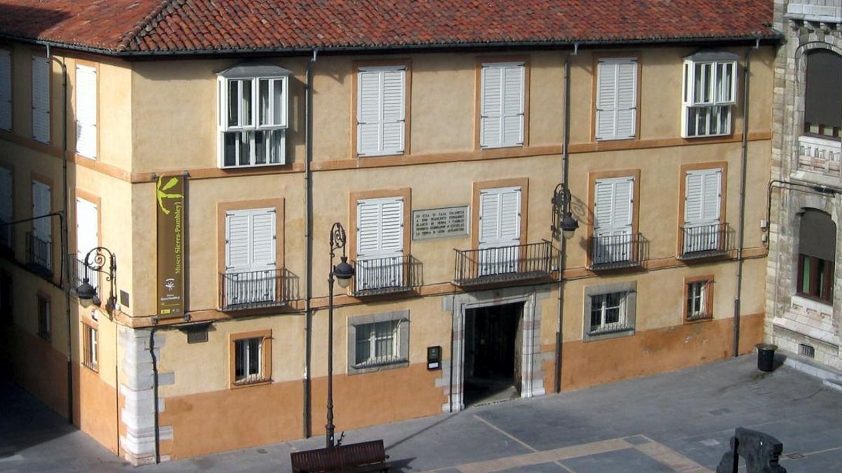Una exposición en la Fundación Sierra Pambley de León recoge historias de migración y salud en 23 lienzos para "derribar muros"