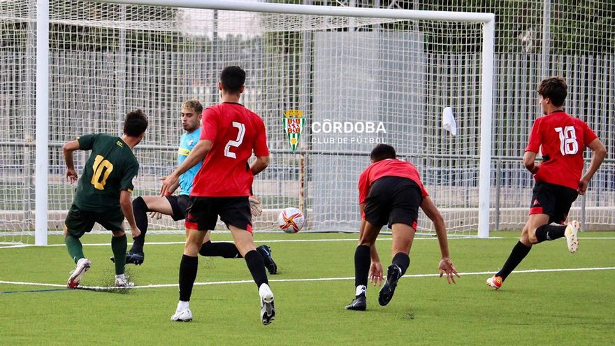 Lance del duelo entre el Córdoba B y el Gerena