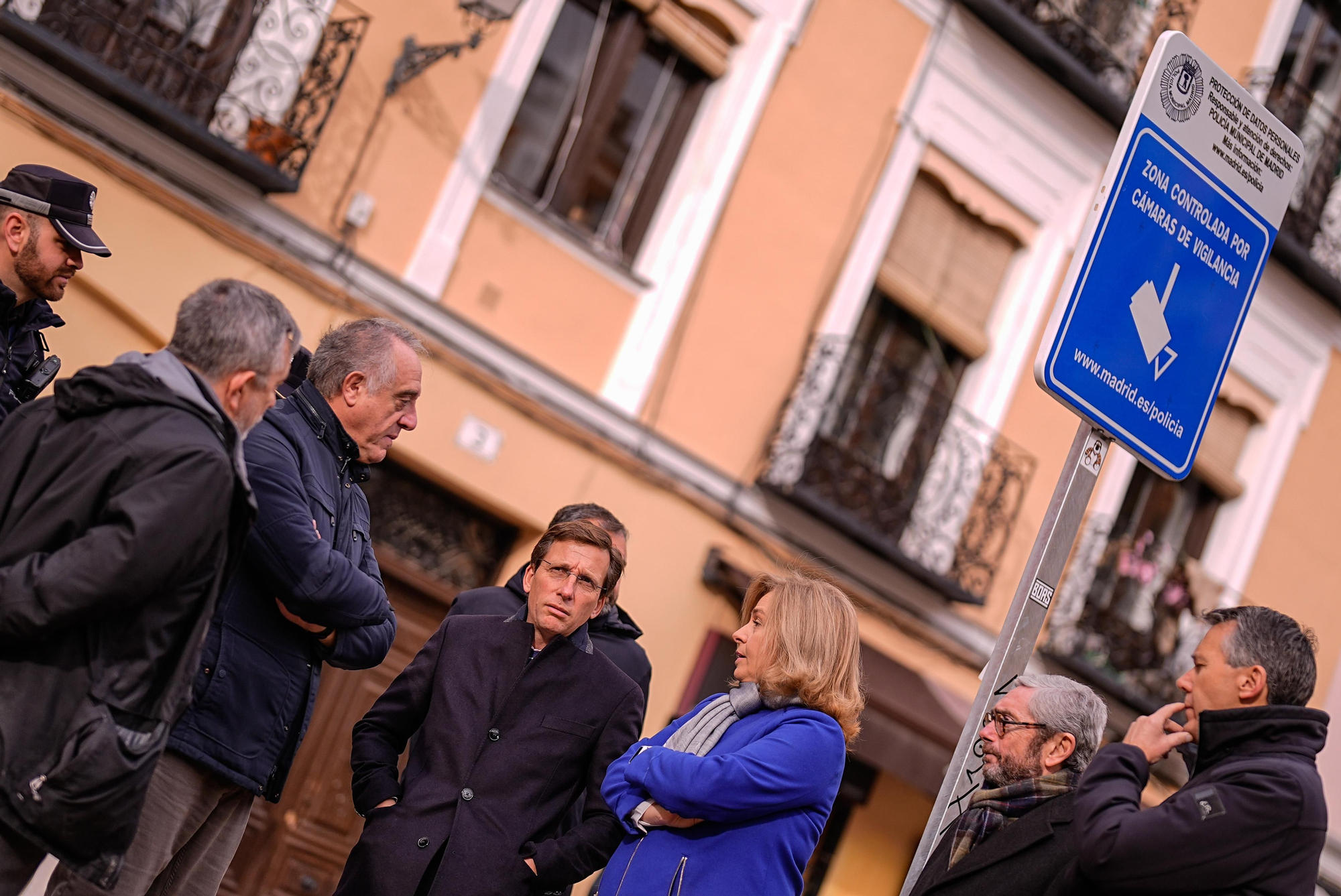 Almeida "inaugura" las cámaras de vigilancia en el Dos de Mayo