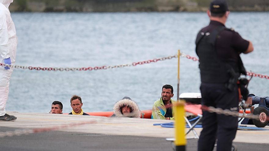 Cuatro migrantes a su llegada a su llegada al Puerto del Rosario tras haber sido rescatados de una patera