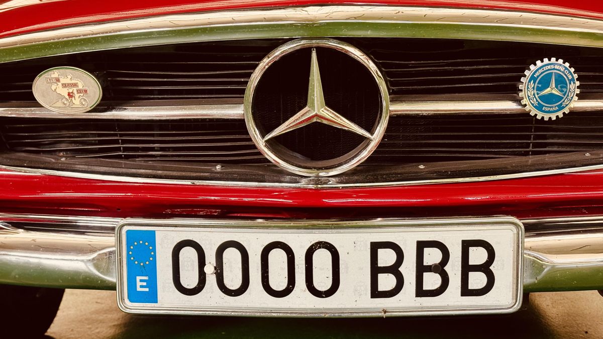 El coche que acabó con un siglo de matrículas provinciales: el 0000-BBB cumple 25 años en Vitoria