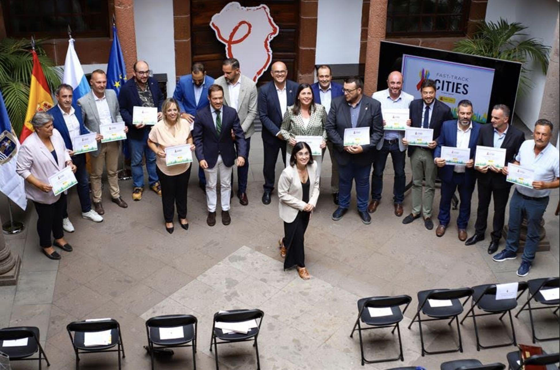 La ministra de Sanidad, Carolina Darias (c) en el acto de adhesión de los 14 municipios y el Cabildo de La Palma a la estrategia Fast Track Cities, de prevención y lucha contra el VIH. EFE / Luis G Morera