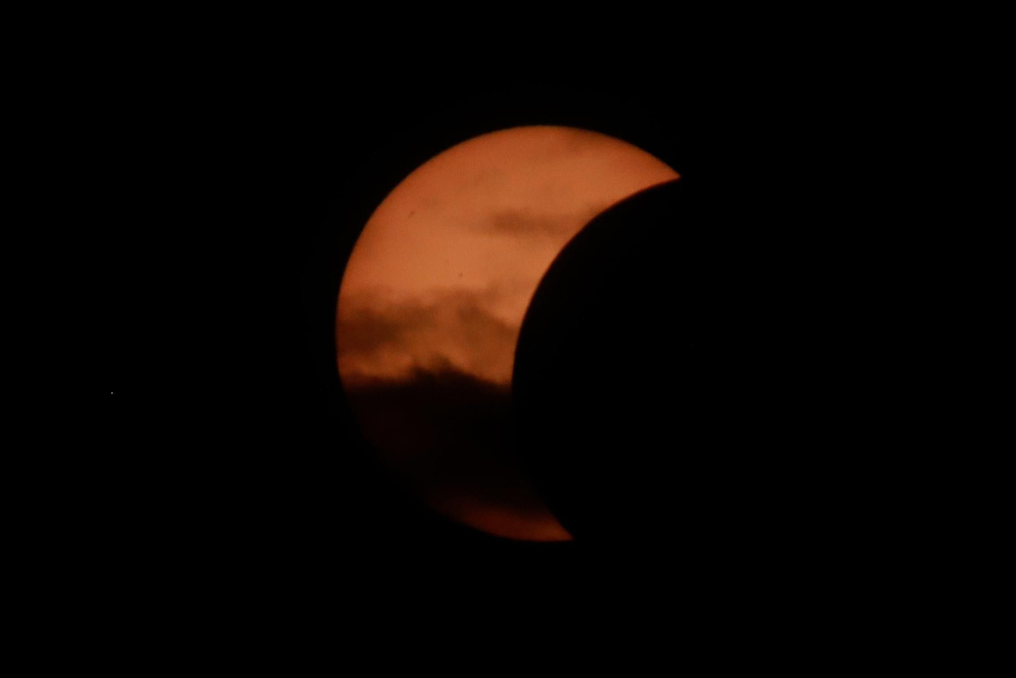 La Luna ha eclipsado el Sol de forma parcial en Andalucía