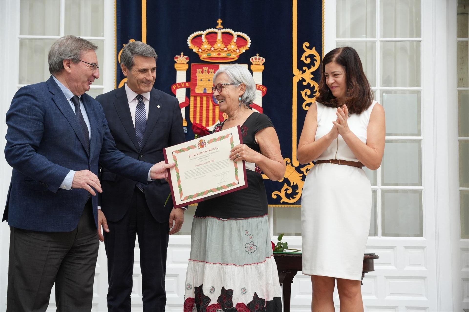 Fernando Martínez entrega el reconocimiento a la nieta de un profesor fusilado por los golpistas en Sevilla.