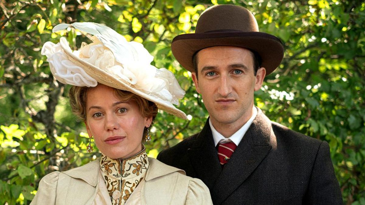 RTVE promociona el estreno de 'Ena', serie con vínculo al robo del Louvre, y sus creadores ironizan: "Los niños ya fuman"