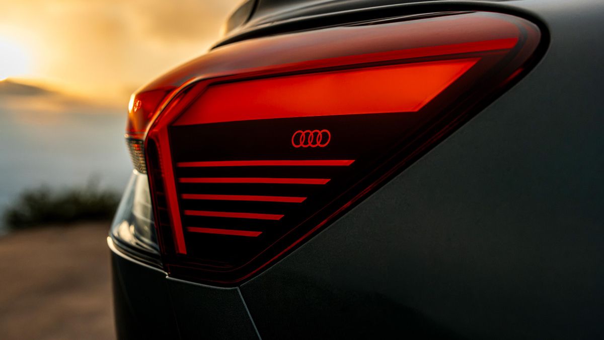 Detalle del piloto trasero con los aros de Audi.