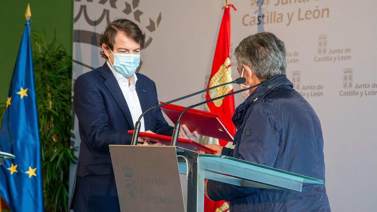 Los presidentes de Cantabria, Miguel Ángel Revilla, y Castilla y Leon, Alfonso Fernández Mañueco, en la firma del convenio