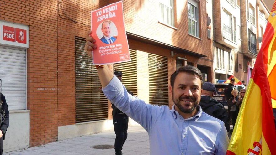 Señalan con carteles a los diputados del PSOE de Castilla-La Mancha y les acusan de "vender" España