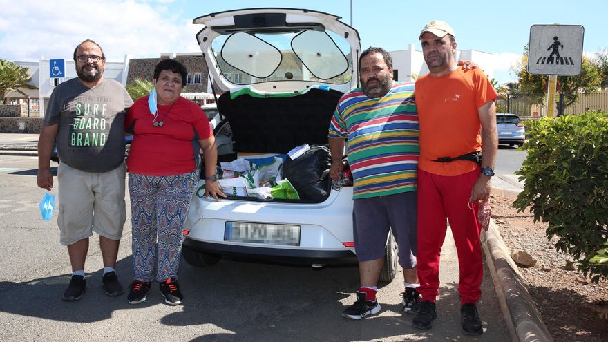 Leticia y sus hermanos, recibiendo comida de uno de los bancos de alimentos del sur de Gran Canaria