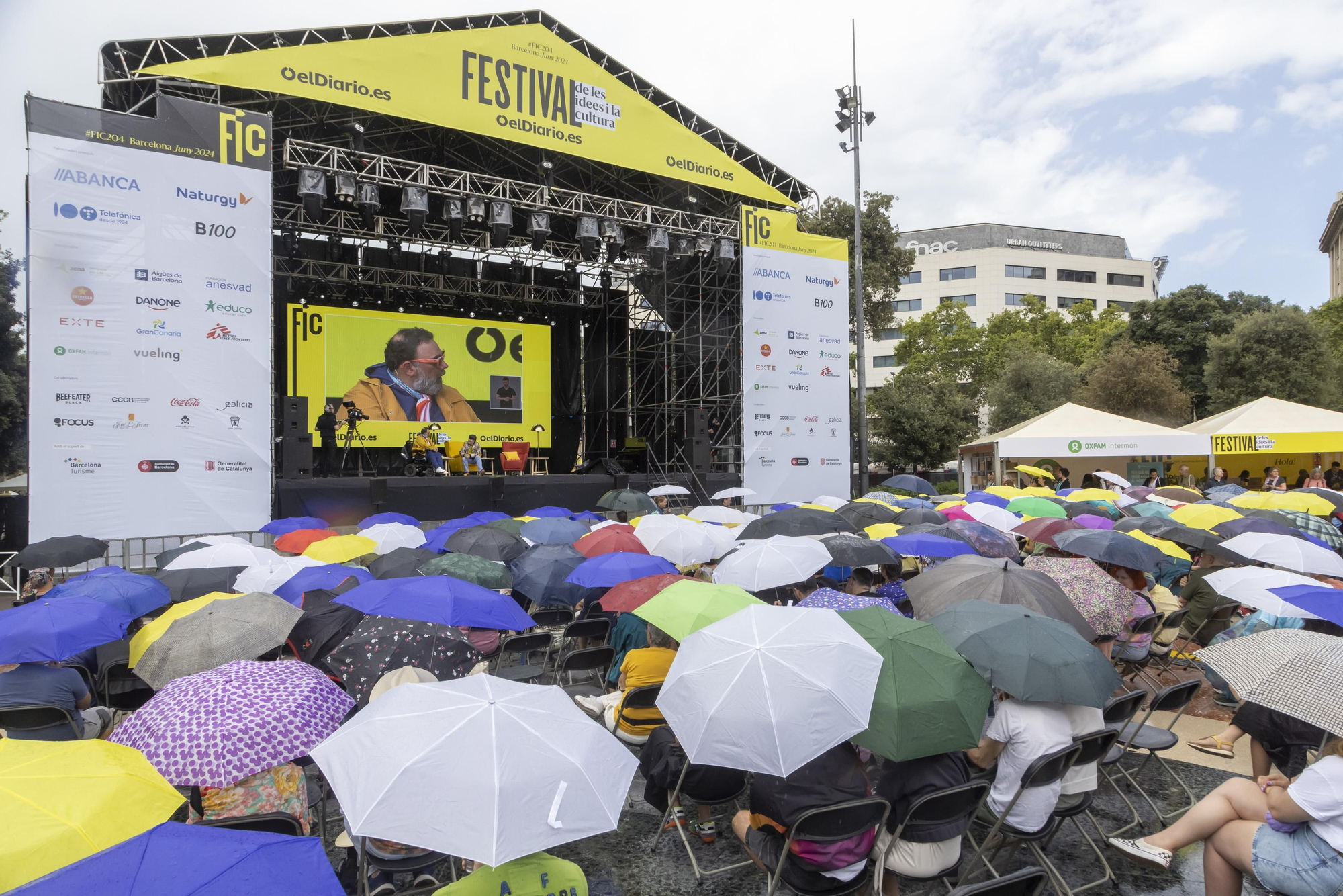 La lluvia no impidió que cientos de personas escucharan emocionadas el monólogo de Bob Pop