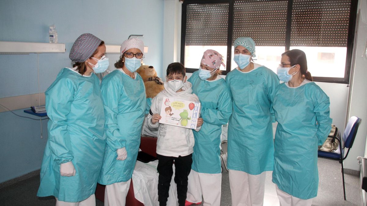 Mateo, un niño de 11 años que ha salido de la UCI del Mancha Centro