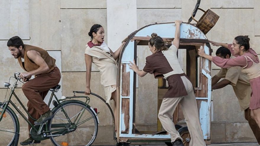 La compañía Otradanza, interpretando 'La Banda'.