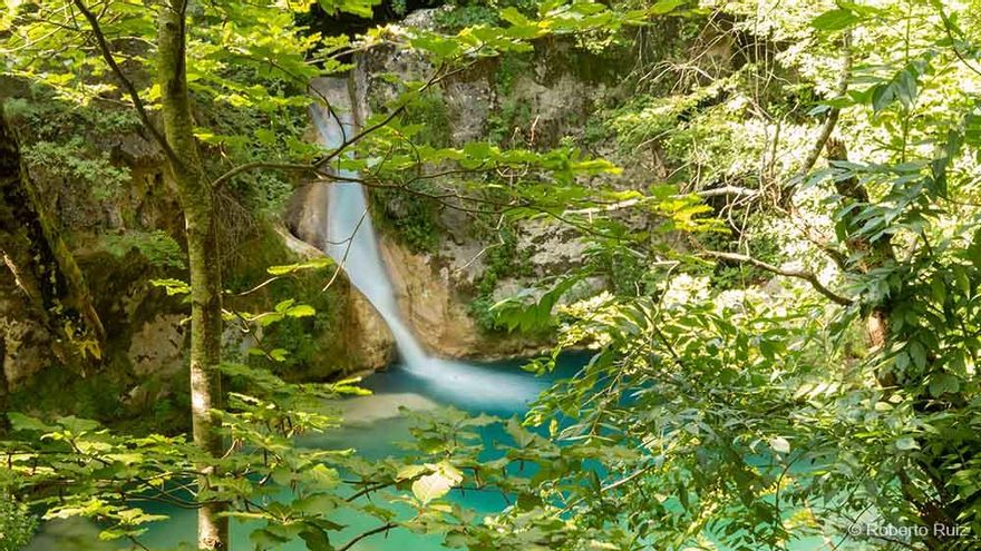 El camino sigue el curso del río aguas arriba dejando ver pozas y cascadas.