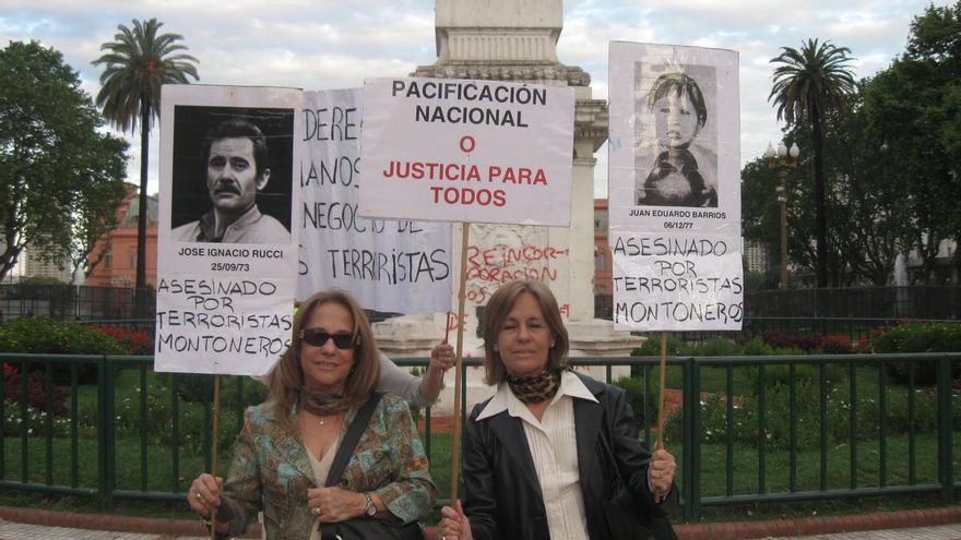 El multiverso negacionista: cómo es el entramado de “memoria completa” que se entusiasma con un gobierno de Milei