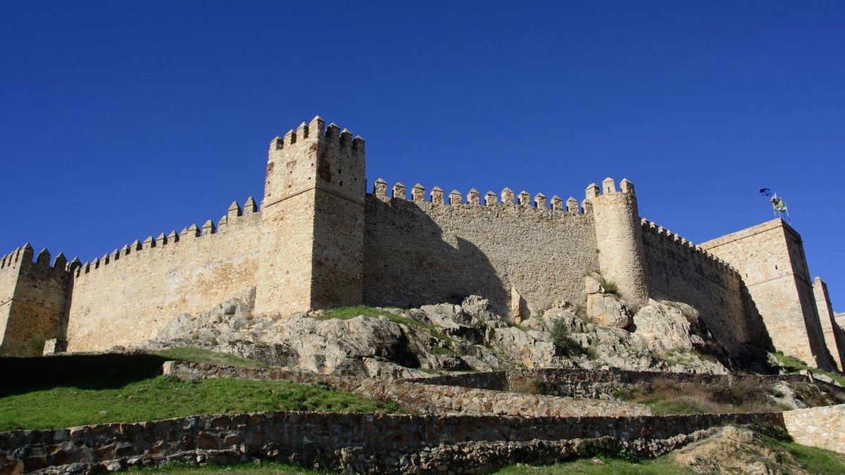 Este imponente castillo onubense de 132 metros de longitud y 10 torres fue mandado construir en 1293 para defender el reino de Sevilla