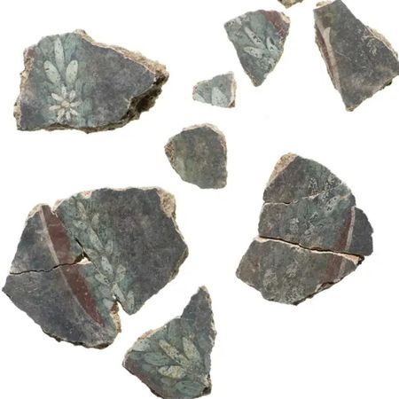 El especialista Han Li analizó pieza por pieza bajo la luz, detectando patrones, texturas y motivos decorativos