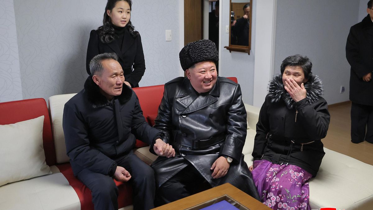 El líder norcoreano Kim Jong Un y su hija reunidos con familiares en sus hogares de la calle Saeppyol, un nuevo barrio residencial dedicado a las familias de los soldados caídos en la zona de Hawasong, en Pyongyang.