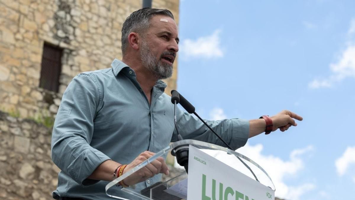 Abascal insiste en vincular inmigración con delincuencia aunque ahora defiende a los migrantes regularizados