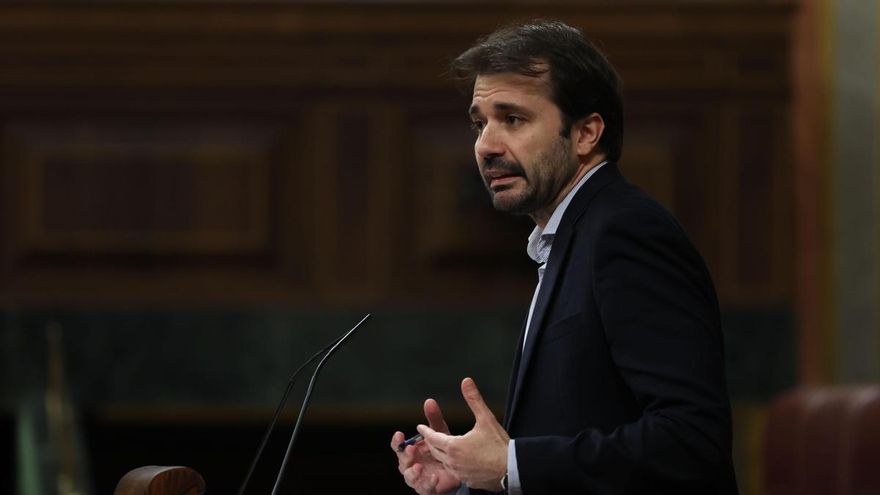 El diputado de Podemos Javier Sánchez Serna interviene durante el pleno del Congreso de los Diputados celebrado el 22 de mayo