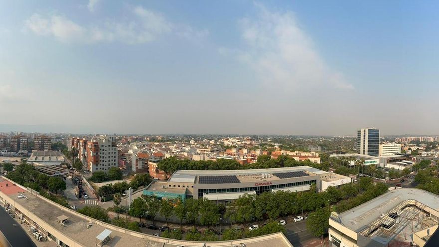 El humo del incendio de Paüls (Tarragona), visible desde Murcia, a 450 kilómetros