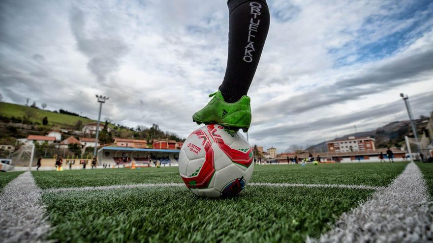 Denunciado un hombre por fotografiar desnudo a un menor en un vestuario de un club de fútbol de Ortuella (Bizkaia)