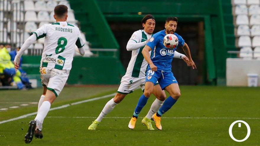 Un lance de juego del partido Córdoba CF - Linares