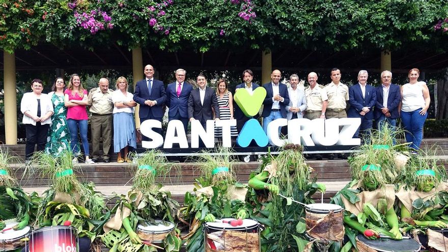 Foto de familia tras dar cuenta del programa de 2018 de 'Plenilunio', en el parque García Sanabria