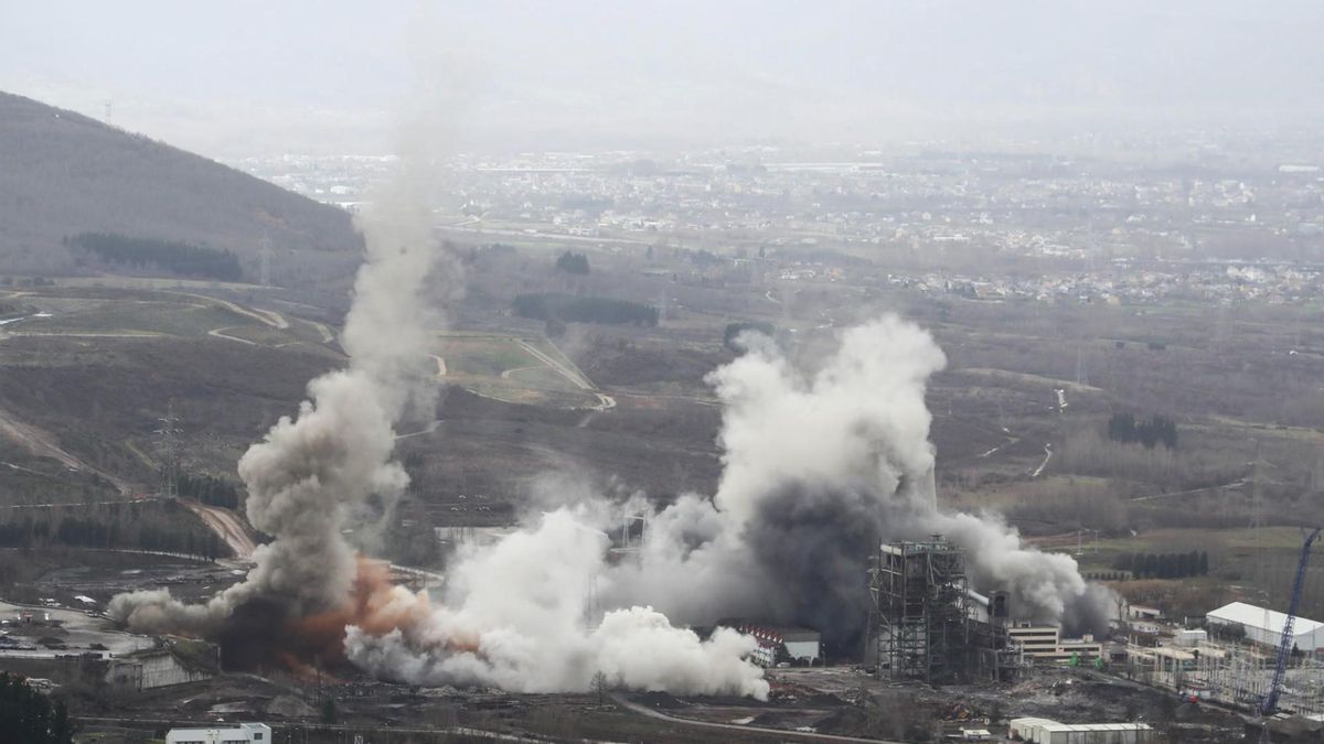 Tras la demolición con explosivos sólo quedó una nube de polvo en lugar de la icónica imagen de las torres de Compostilla.