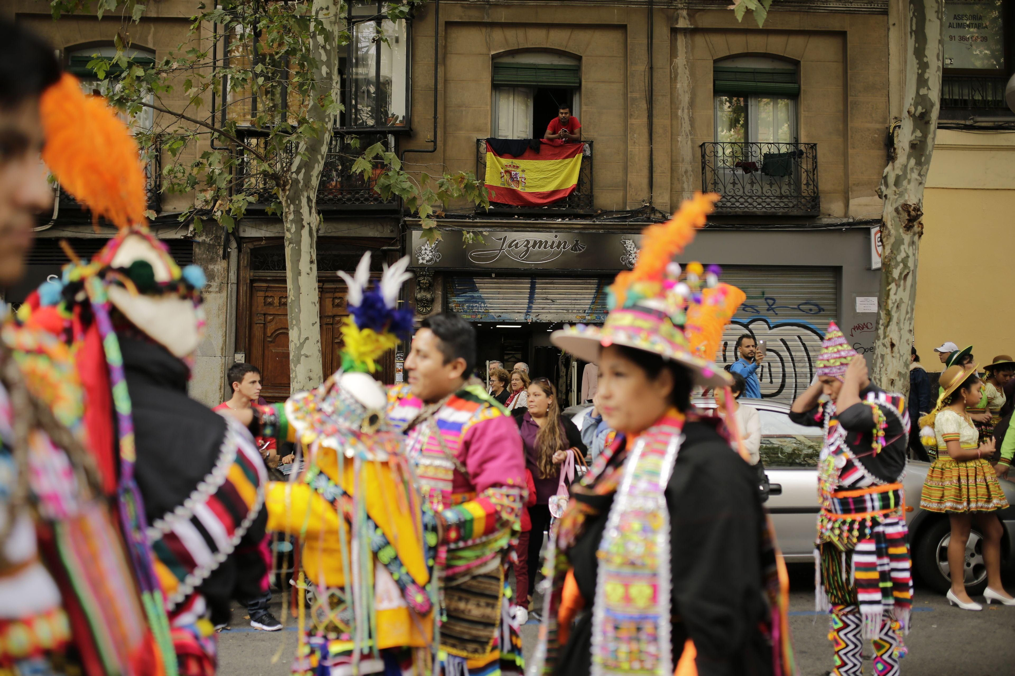 Un hombre observa desde el balcón la marcha del otro 12 de octubre. OLMO CALVO.