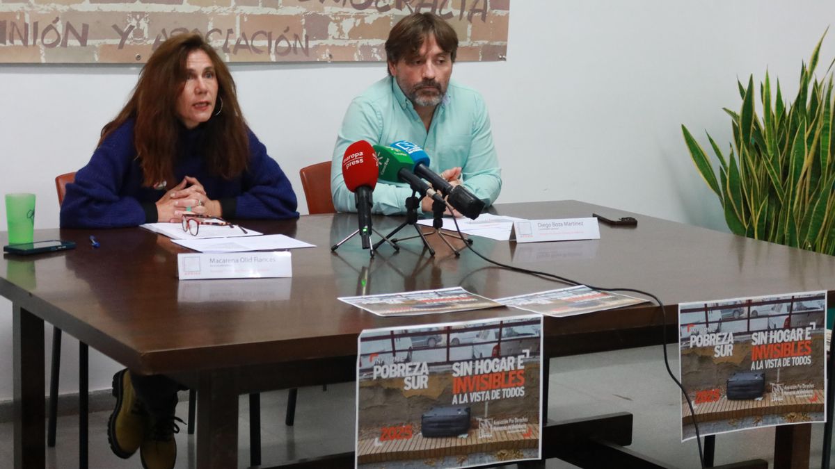 Macarena Olid y Diego Boza, vicecoordinadora general y coordinador de APDHA, en la presentación del informe 'Pobreza sur: sin hogar e invisibles a la vista de todos', en Sevilla