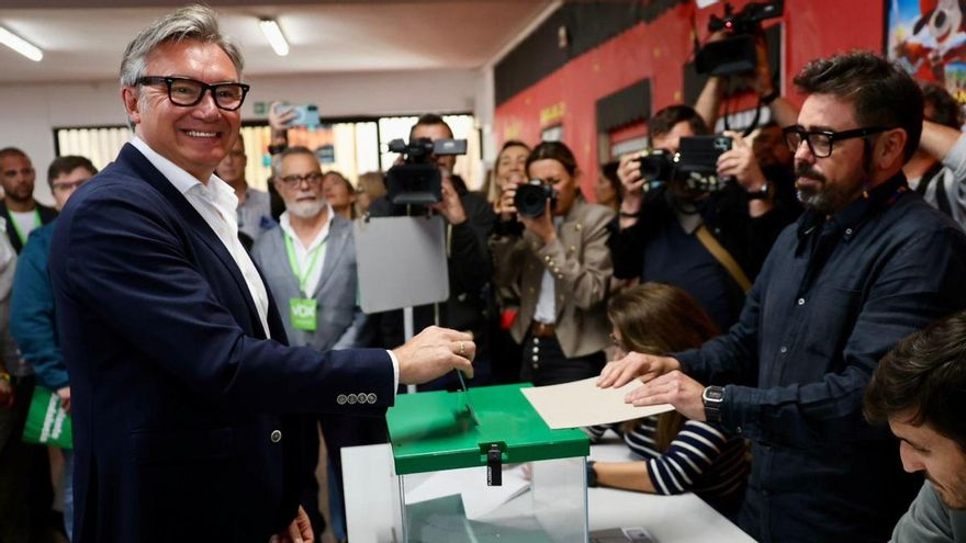 El candidato de Vox a la Presidencia de la Junta, Manuel Gavira, vota en el Colegio San Vicente de Paul en Cádiz.