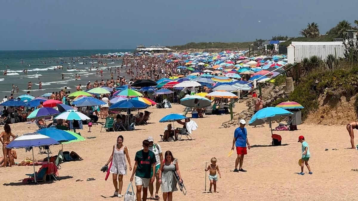 La playa de Micaela en Chipiona reabre al baño sin aclarar el origen de la presencia de bacterias que forzó su cierre