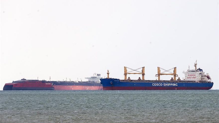 Ain Shokhna (Egypt), 26/03/2021.- Ships are anchored outside the Suez Canal in Ain Shokhna, near Suez, Egypt, 26 March 2021. The large container ship Ever Given ran aground in the Suez Canal on 23 March, blocking passage of other ships and causing a traffic jam for cargo vessels. The head of the Suez Canal Authority announced on 25 March that 'the navigation through the Suez Canal is temporarily suspended' until the floatation of the Ever Given is completed. Its floatation is being carried out by eight large tugboats that are towing and pushing the grounding vessel. (Egipto)