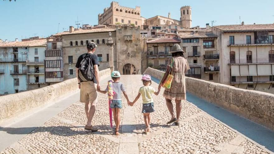 Parece la Toscana pero está en Aragón: el pueblo con un castillo gótico de origen musulmán que se remonta al siglo XII