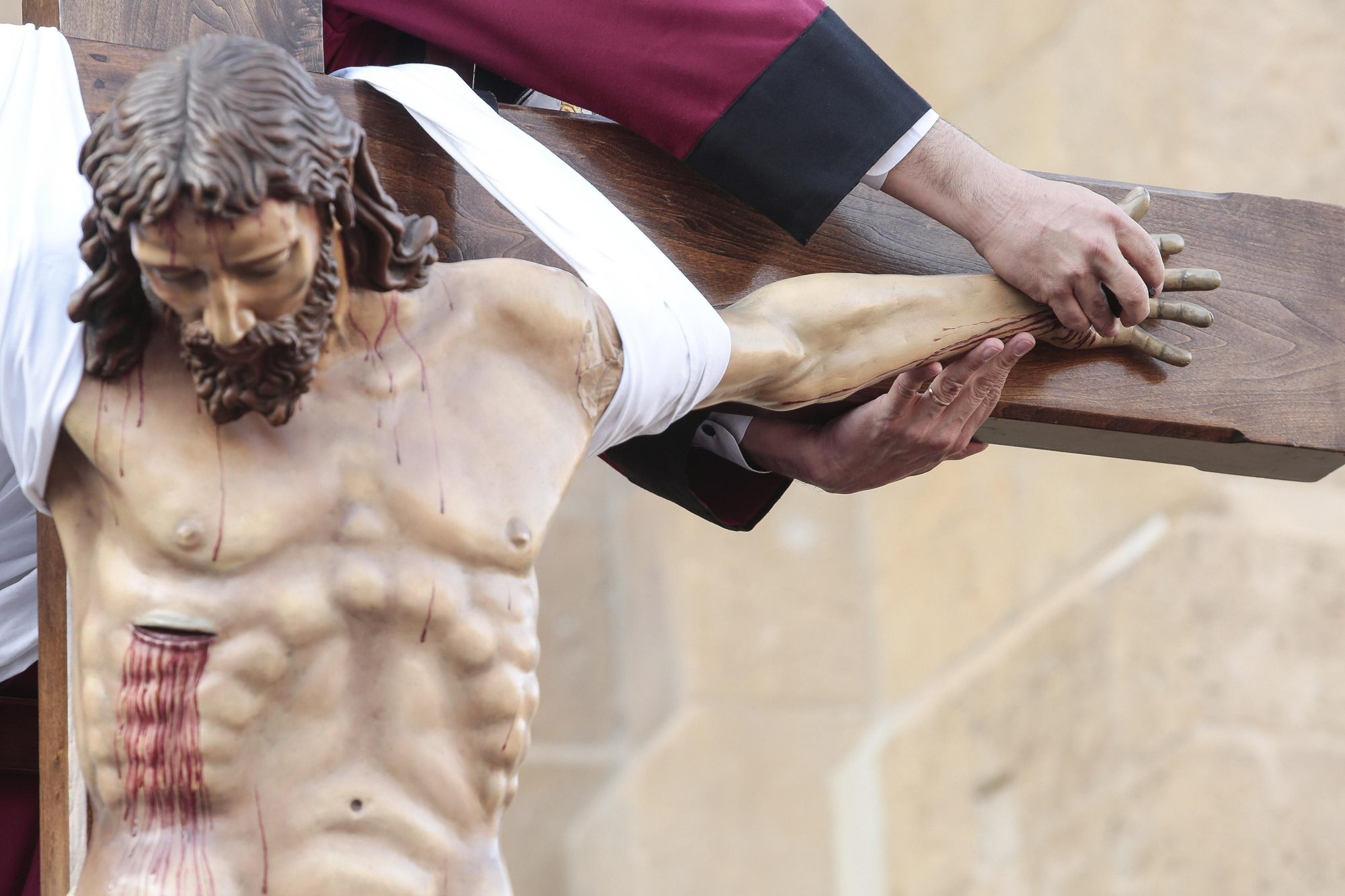El Desenclavo de León baja a Jesús de la cruz frente a San Isidoro y ofrece su cuerpo a su madre
