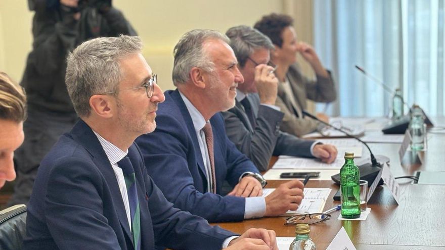 El acuerdo de traspaso de Cercanías a Euskadi incluye un compromiso del Estado para comprar trenes nuevos para Bilbao y Donostia