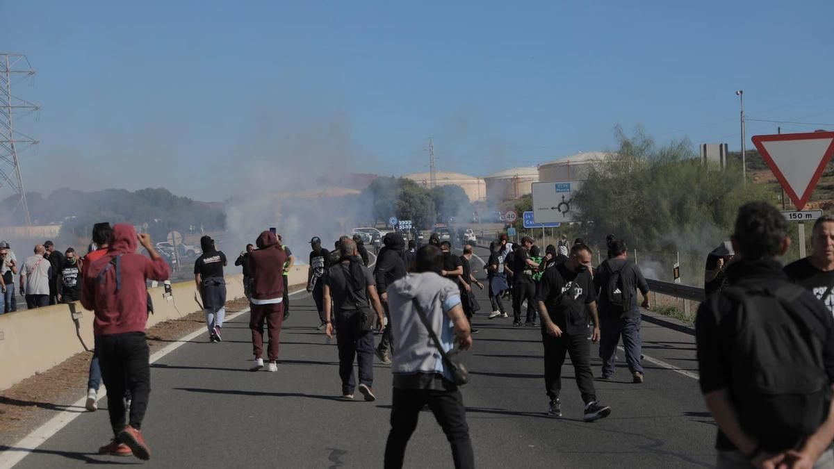 Los antidisturbios disparan salvas, lanza gases lacrimógenos y pelotas de goma contra los trabajadores del metal en Cartagena