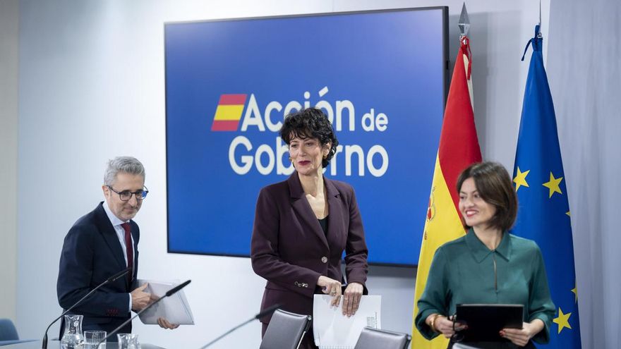 La portavoz del Gobierno Elma Saiz antes de comenzar la rueda de prensa del Consejo de Ministros.