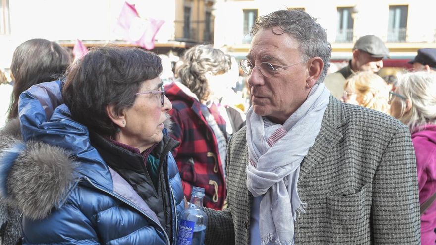 Concentración en León contra macroproyectos renovables, con presencia del poeta Juan Carlos Mestre.