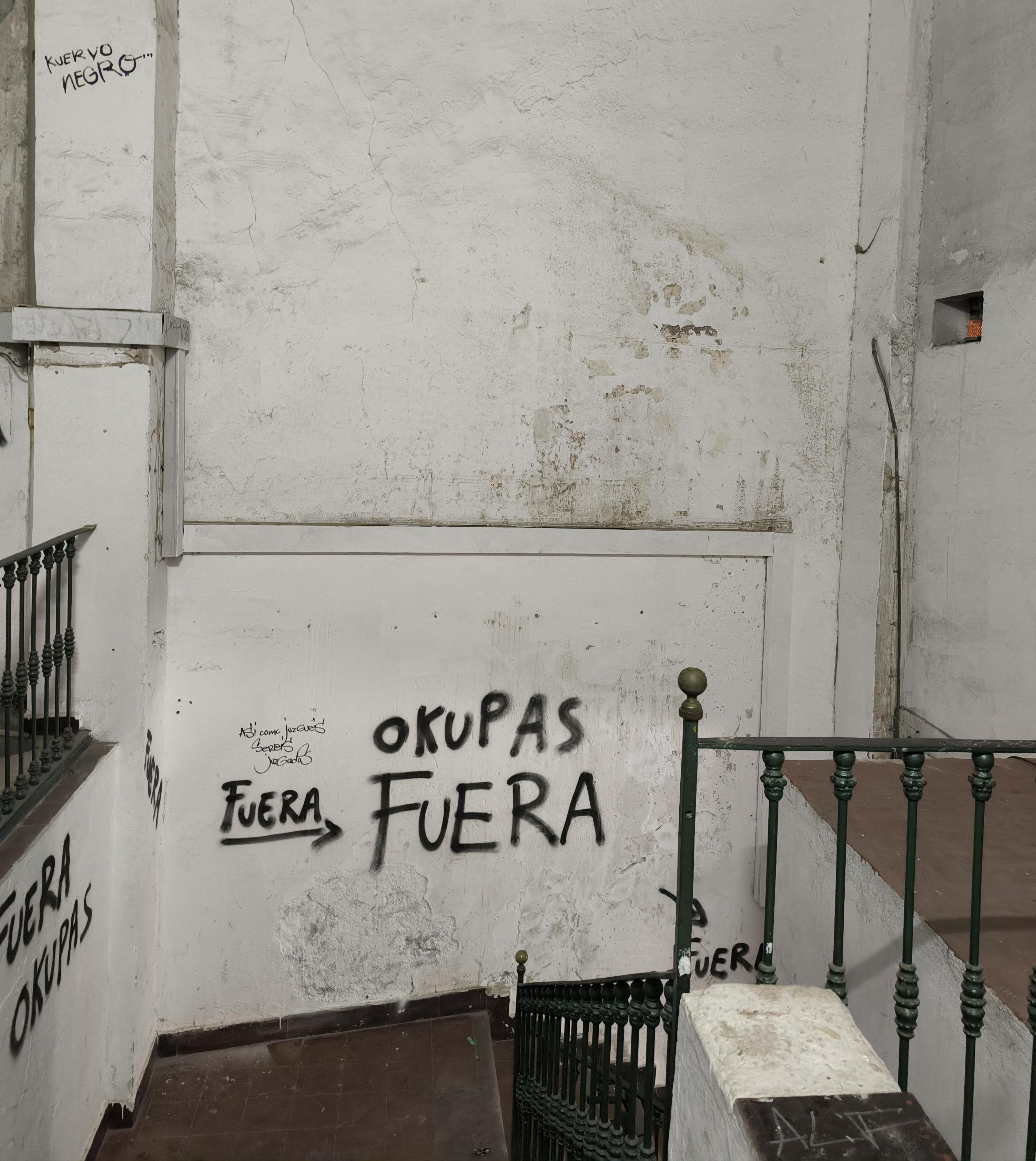 Interior de uno de los edificios de los corralones de la calle Castellar, en Sevilla, con pintadas.